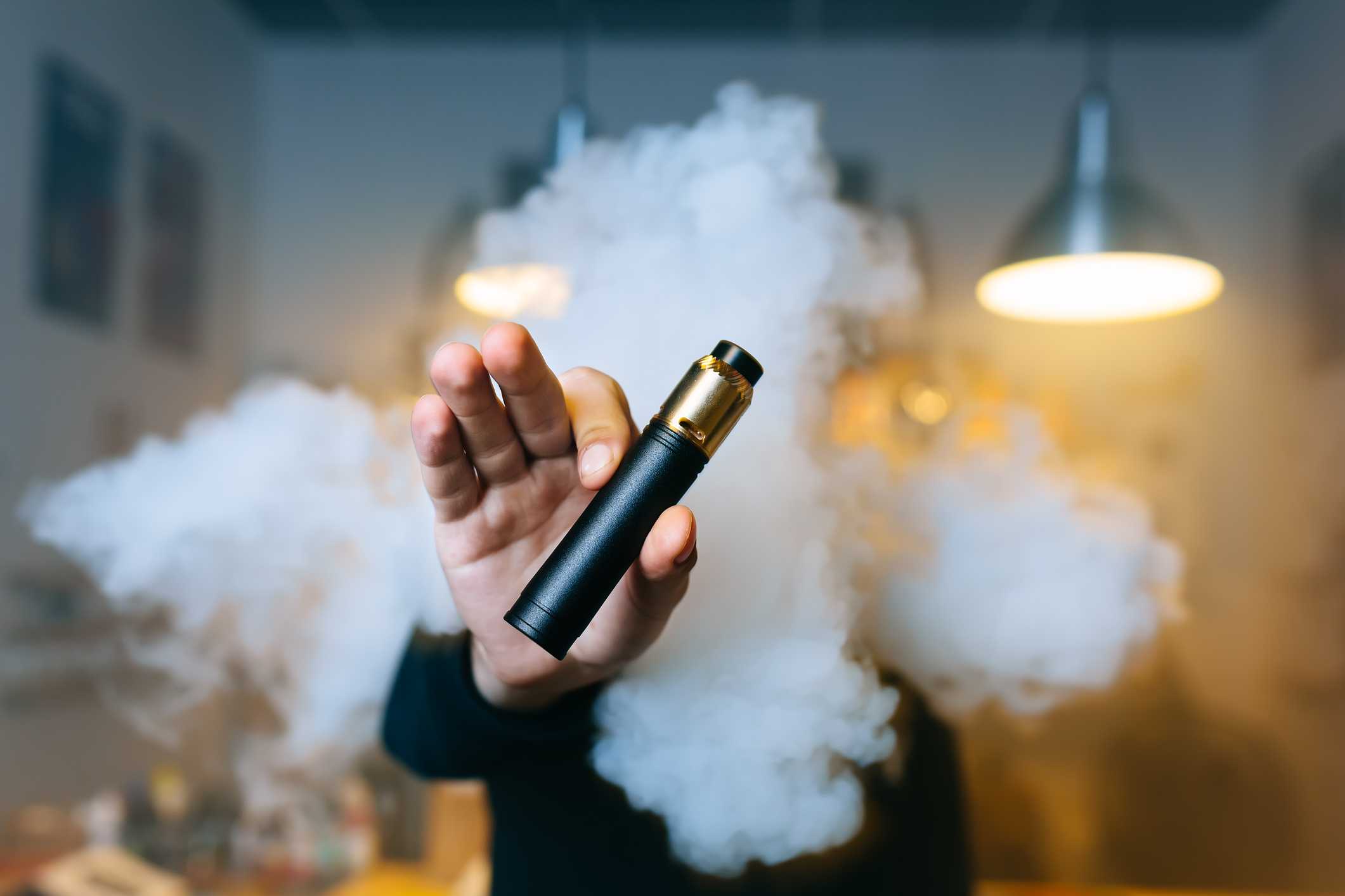 Comment fonctionne le e-liquide dans la cigarette électronique ? - Aura ...