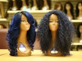 Comment rendre une perruque synthétique plus naturelle ?