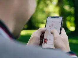 Les meilleures pratiques pour vérifier la fiabilité d’un site pour acheter un iPhone reconditionné person holding silver iphone 6