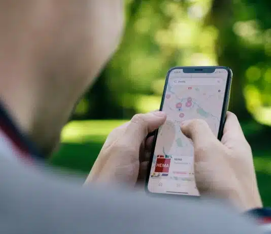 Les meilleures pratiques pour vérifier la fiabilité d’un site pour acheter un iPhone reconditionné person holding silver iphone 6