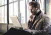 homme cherchant une information sur internet