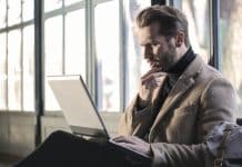 homme cherchant une information sur internet