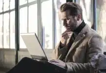 homme cherchant une information sur internet