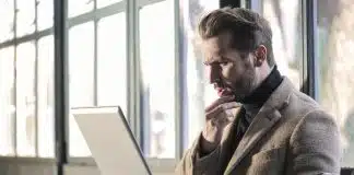 homme cherchant une information sur internet