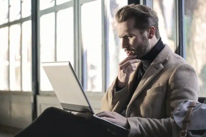 homme cherchant une information sur internet