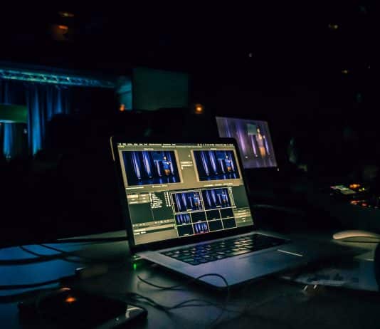 Roja Directa : Comprendre le site de streaming illégal préféré des Français black laptop computer turned on on table