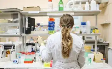 Les témoignages de personnes ayant réussi à devenir pharmacienne sans diplôme