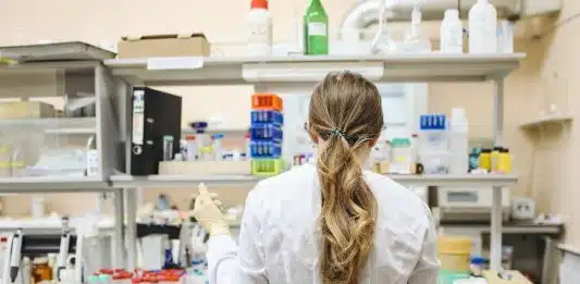 Les témoignages de personnes ayant réussi à devenir pharmacienne sans diplôme