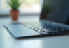 Clavier d'ordinateur moderne avec touche tab en gros plan