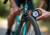 Pneu de vélo de route avec manomètre numérique en plein jour