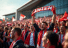 Foule de supporters de football devant le forum d'Amiens