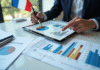 Économiste analysant des graphiques colorés sur une tablette en France