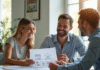 Couple souriant rencontrant un conseiller immobilier dans un bureau lumineux