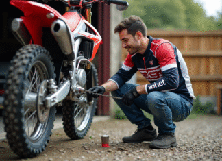 Manuel d’entretien pour votre moto-cross 125cc pour adulte Homme nettoyant la chaîne d'un motocross 125cc en extérieur