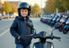 Comment choisir une moto 50 cm³ homologuée Jeune garçon avec casque et veste près d'une moto 50cc neuve