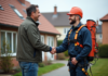 Comment sélectionner une entreprise experte en nettoyage de toiture sans commettre d’erreur? Homme d'âge moyen serrant la main d'un nettoyeur de toit professionnel
