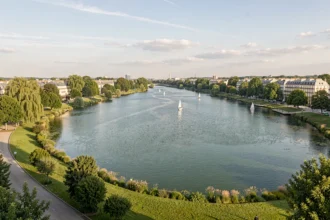 Vue du lac de la base de loisirs de Créteil au soleil